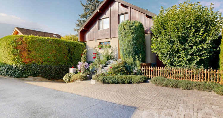 Charmante maison offrant un bel espace extérieur et une véranda image 1