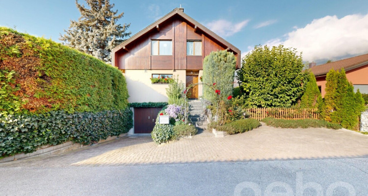 Charmante maison offrant un bel espace extérieur et une véranda image 2