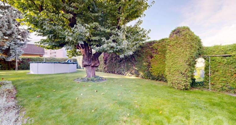 Charmante maison offrant un bel espace extérieur et une véranda image 5