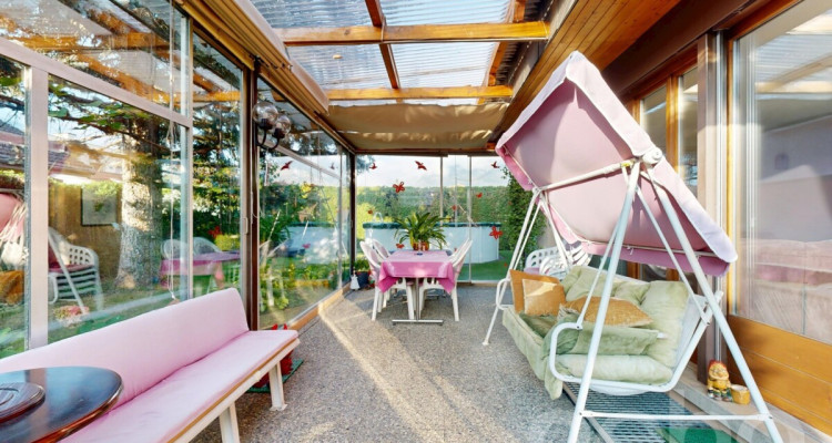 Charmante maison offrant un bel espace extérieur et une véranda image 7