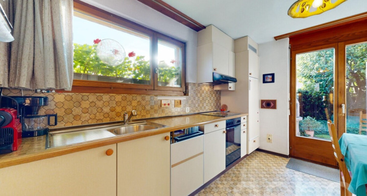 Charmante maison offrant un bel espace extérieur et une véranda image 12