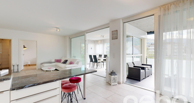 Moderne 3.5-Zimmer-Wohnung mit grossem Wintergarten und Balkon image 1