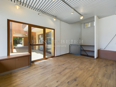 Arcade commerciale avec vitrines image 2