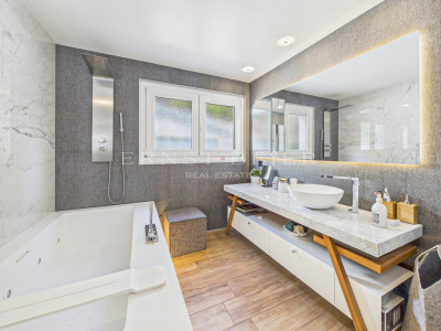 Prestigious property with landscaped garden, swimming pool and panoramic views image 8