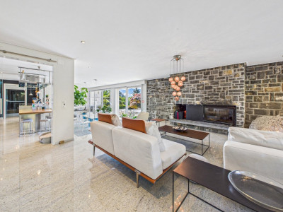 Prestigious property with landscaped garden, swimming pool and panoramic views image 4