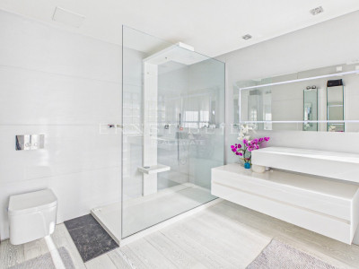 Prestigious property with landscaped garden, swimming pool and panoramic views image 9