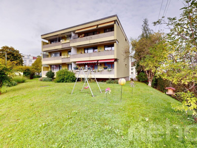 Sonnige 3.5-Zimmer-Wohnung mit Balkon und zwei Parkplätzen image 3