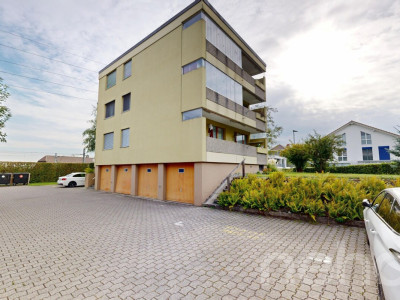 Sonnige 3.5-Zimmer-Wohnung mit Balkon und zwei Parkplätzen image 1