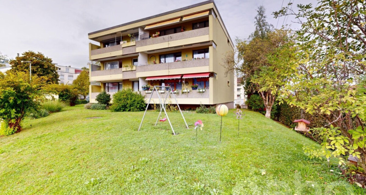 Sonnige 3.5-Zimmer-Wohnung mit Balkon und zwei Parkplätzen image 3