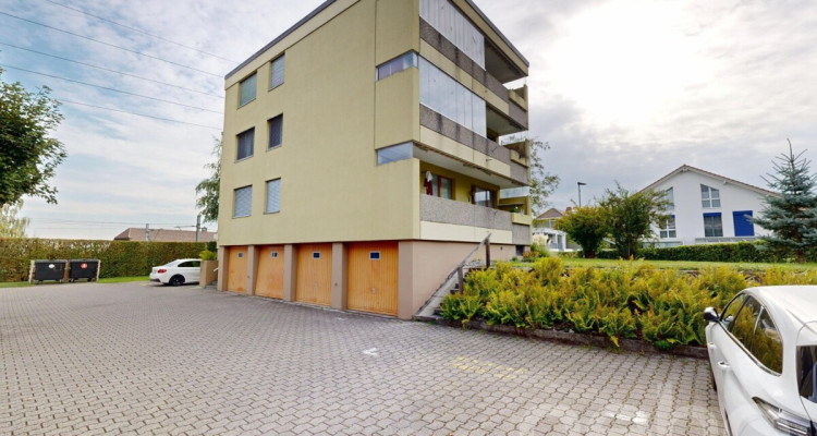 Sonnige 3.5-Zimmer-Wohnung mit Balkon und zwei Parkplätzen image 1