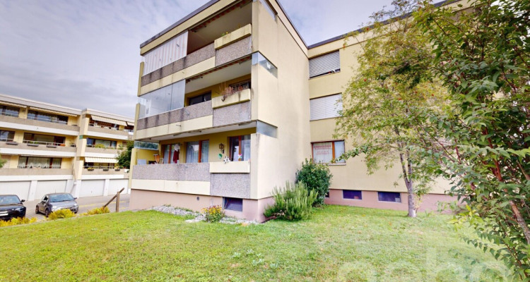 Sonnige 3.5-Zimmer-Wohnung mit Balkon und zwei Parkplätzen image 2