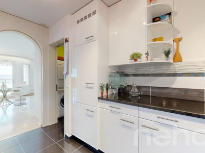 Charmevolle 3.5-Zimmer-Wohnung mit atemberaubendem See- und Bergblick image 9