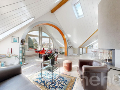 Bel attique rénové avec terrasse et belle hauteur sous plafond image 2