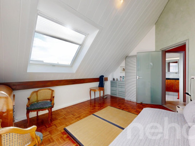 Bel attique rénové avec terrasse et belle hauteur sous plafond image 12