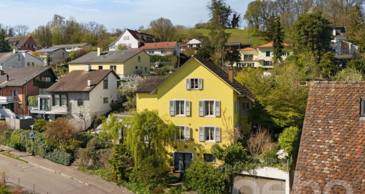 Stilvoll renoviertes Zweifamilienhaus an zentrumsnaher Lage image 1