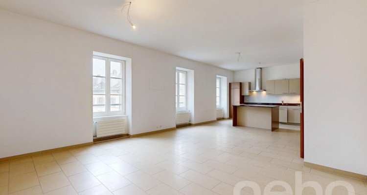 Magnifique 5.5p aux grands volumes à 2 pas du lac et du centre ville! image 2