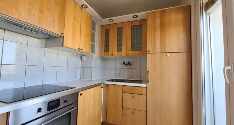 Appartement de 3 pièces au 10e étage image 2