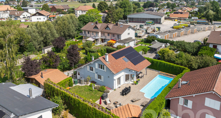 VILLA D?ARCHITECTE AVEC PISCINE DANS UN ÉCRIN DE VERDURE TRANQUILLE image 1