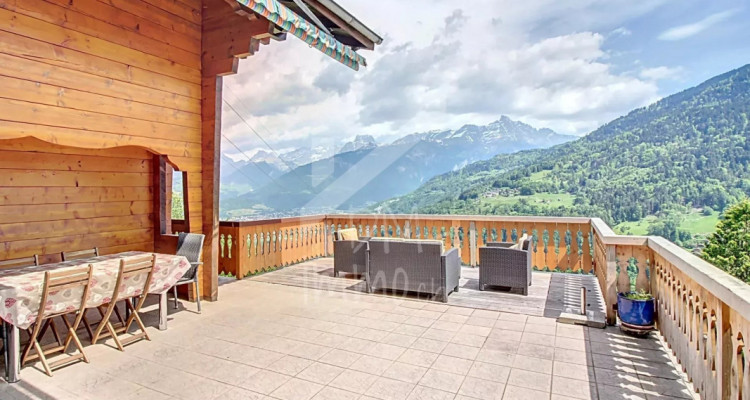 Chalet en madrier, vue exceptionnelle et imprenable image 1