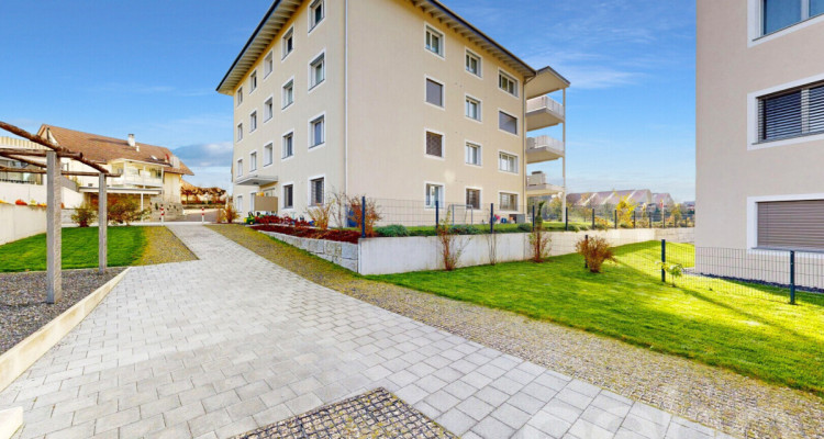 Moderne 4.5-Zimmerwohnung mit grossem Balkon und hochwertiger Küche image 3