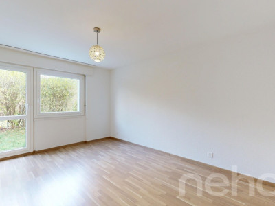 Appartement rénové de 3,5 pièces avec grande terrasse privée image 5