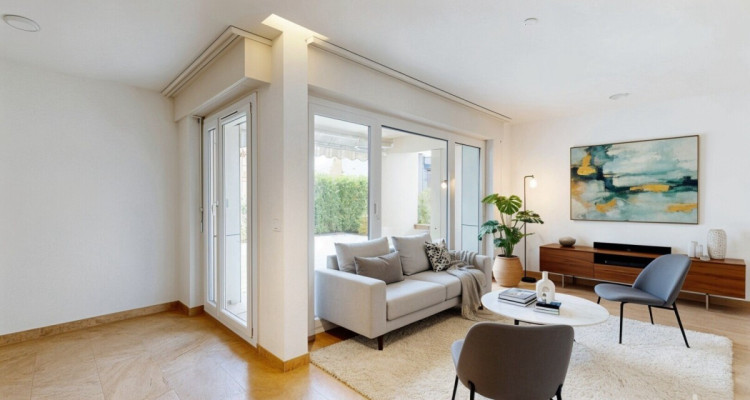 Appartement rénové de 3,5 pièces avec grande terrasse privée image 2