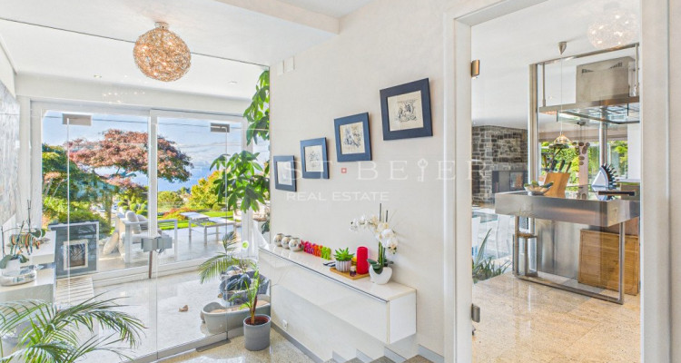 Prestigeobjekt mit parkähnlichem garten, schwimmbad und panoramablick image 2