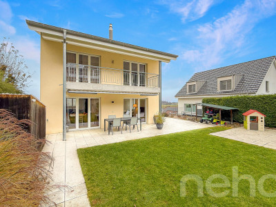 Modernes Einfamilienhaus mit gepflegtem Garten und hochwertigem Ausbau image 1