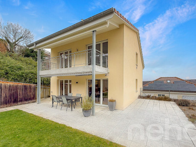 Modernes Einfamilienhaus mit gepflegtem Garten und hochwertigem Ausbau image 2