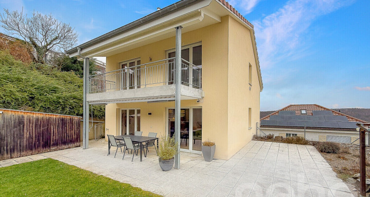 Modernes Einfamilienhaus mit gepflegtem Garten und hochwertigem Ausbau image 2