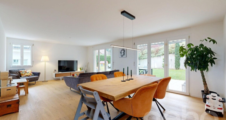 Modernes Einfamilienhaus mit gepflegtem Garten und hochwertigem Ausbau image 3