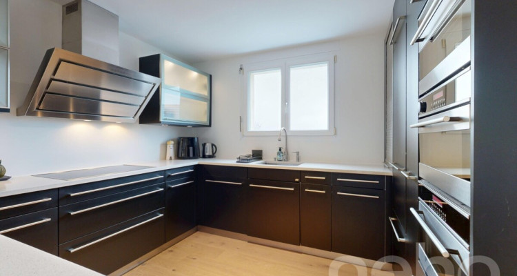 Modernes Einfamilienhaus mit gepflegtem Garten und hochwertigem Ausbau image 5