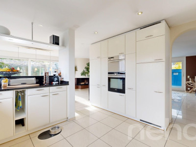 Grosszügiges Einfamilienhaus mit Gartenidylle und Seesicht image 8