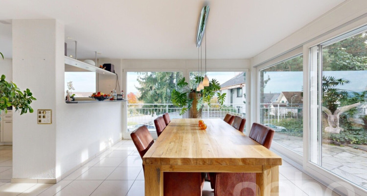 Grosszügiges Einfamilienhaus mit Gartenidylle und Seesicht image 5