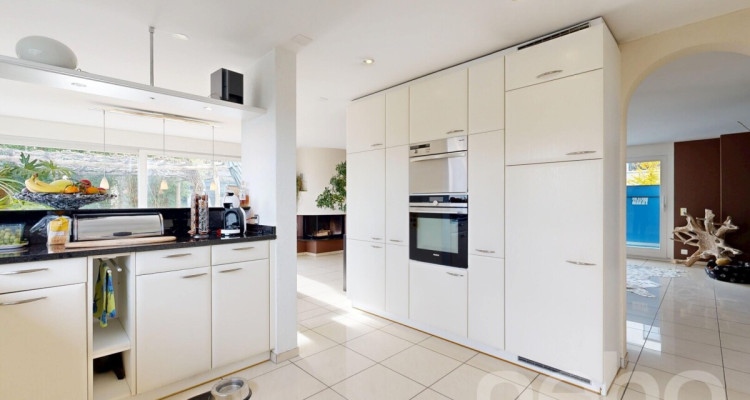 Grosszügiges Einfamilienhaus mit Gartenidylle und Seesicht image 8