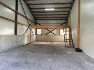 Dépôt / Atelier avec porte sectionnelle ? idéal artisan, stockage ou petite activité image 2