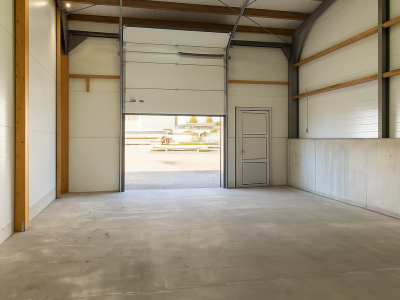 Dépôt / Atelier avec porte sectionnelle ? idéal artisan, stockage ou petite activité image 3