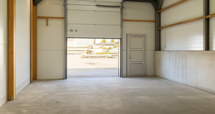 Dépôt / Atelier avec porte sectionnelle ? idéal artisan, stockage ou petite activité image 3