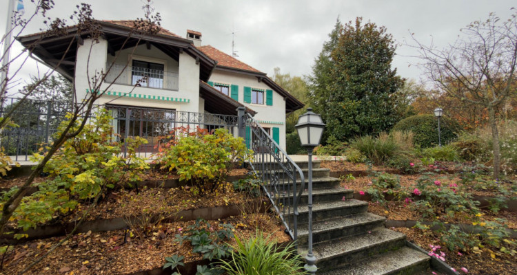 Maison genevoise de 14 pièces où le charme dantan rencontre le confort contemporain image 1