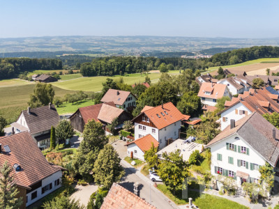 Grosszügiges, freistehendes Einfamilienhaus an idyllischer Lage image 3