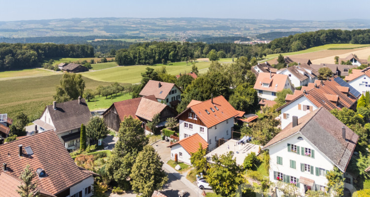 Grosszügiges, freistehendes Einfamilienhaus an idyllischer Lage image 3