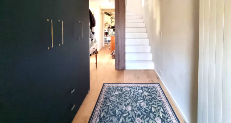 À vendre – Élégant duplex rénové avec jardin privatif à Presinge image 3