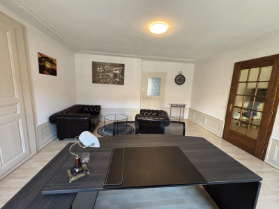 À louer : bureau lumineux de 4 pièces au centre de La Chaux-de-Fonds image 1