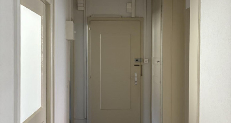 À louer : bureau lumineux de 4 pièces au centre de La Chaux-de-Fonds image 6