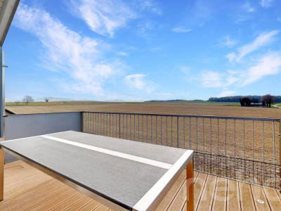 Attique mansardé 5.5 pièces à Arnex-sur-Nyon, charme et calme image 3