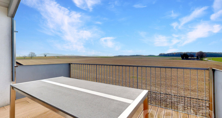 Attique mansardé 5.5 pièces à Arnex-sur-Nyon, charme et calme image 3