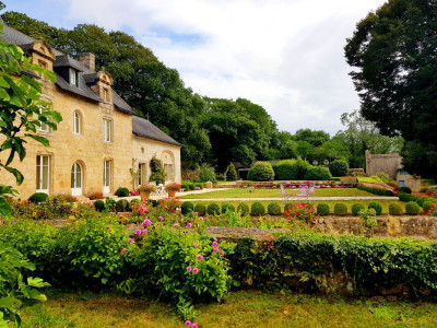 PROPRIÉTÉ PIEDS DANS LEAU AVEC MANOIR, CHAUMIÈRE, LONGÈRE DE 2 LOGEMENTS  image 1