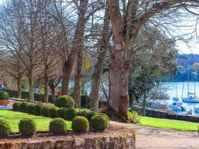 PROPRIÉTÉ PIEDS DANS LEAU AVEC MANOIR, CHAUMIÈRE, LONGÈRE DE 2 LOGEMENTS  image 2