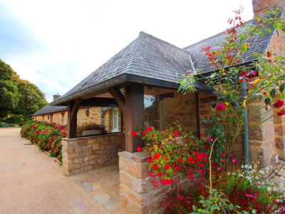 PROPRIÉTÉ PIEDS DANS LEAU AVEC MANOIR, CHAUMIÈRE, LONGÈRE DE 2 LOGEMENTS  image 6