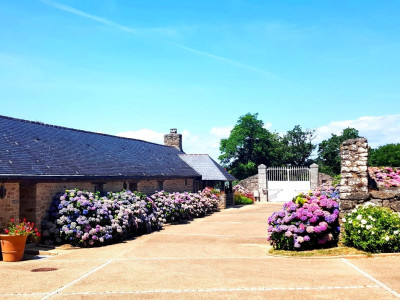 PROPRIÉTÉ PIEDS DANS LEAU AVEC MANOIR, CHAUMIÈRE, LONGÈRE DE 2 LOGEMENTS  image 8